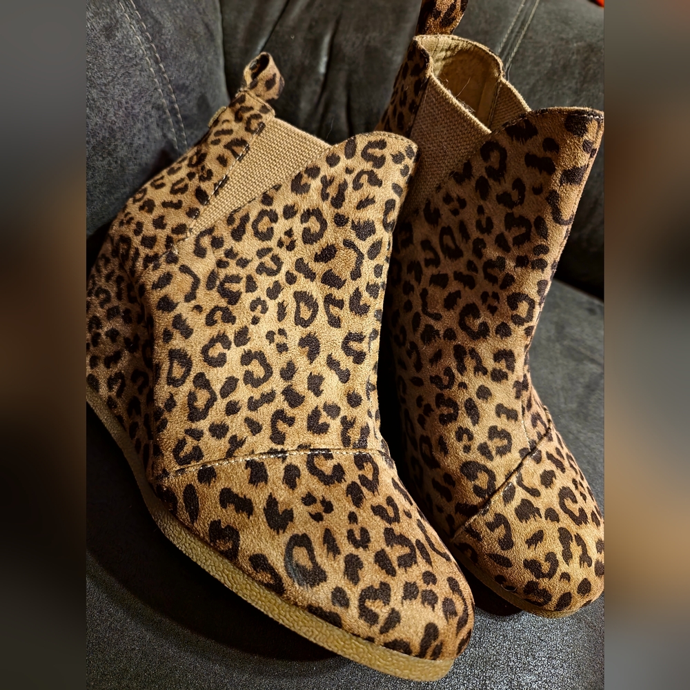 DUNES Suede Cheetah Print wedge booties sz8.5